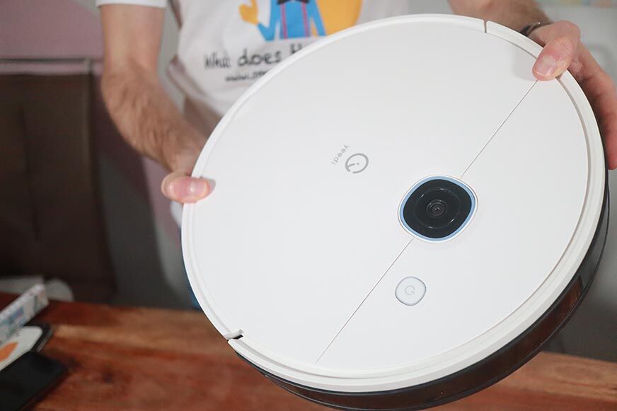 Робот-пылесос Yeedi Vac Max держат в руках